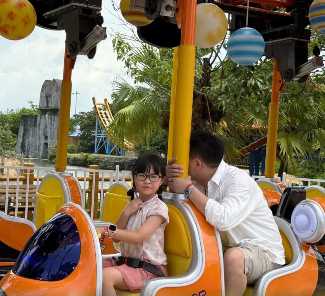 amusement-plane-ride-child-with-parent.jpg - SUNHONG