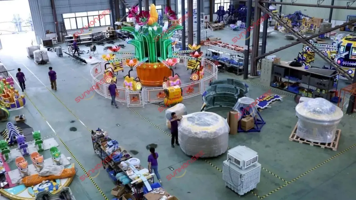 fabricante de brinquedos de diversão, fábrica de larvas, flores, avião, passeio - SUNHONG Vista da fábrica do fabricante de brinquedos de diversão exibindo o brinquedo de avião Larva Blooms e seus componentes em produção - SUNHONG