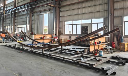 Soldagem e fabricação da estrutura de um navio pirata na oficina da SUNHONG, fabricante de brinquedos para parques de diversões. - SUNHONG