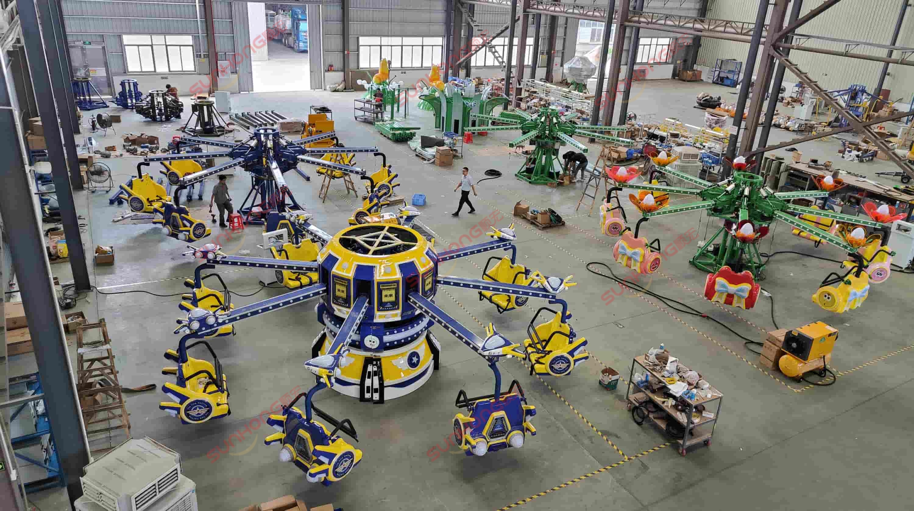 oficina de produção de brinquedos de diversão Grande oficina interna de um fabricante de brinquedos de parque temático com vários brinquedos giratórios em montagem na fábrica da SUNHONG.
