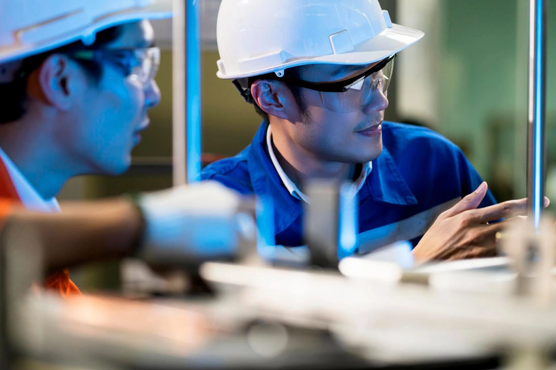 Ingénieur asiatique de sexe masculin discutant devant une usine de machines. Deux collègues asiatiques discutent et expliquent le processus de fabrication de la carte mère. Machine_609648-995 Ingénieur asiatique de sexe masculin discutant devant une usine de machines. Deux collègues asiatiques discutent et expliquent le processus de fabrication de la carte mère. Machine_609648-995