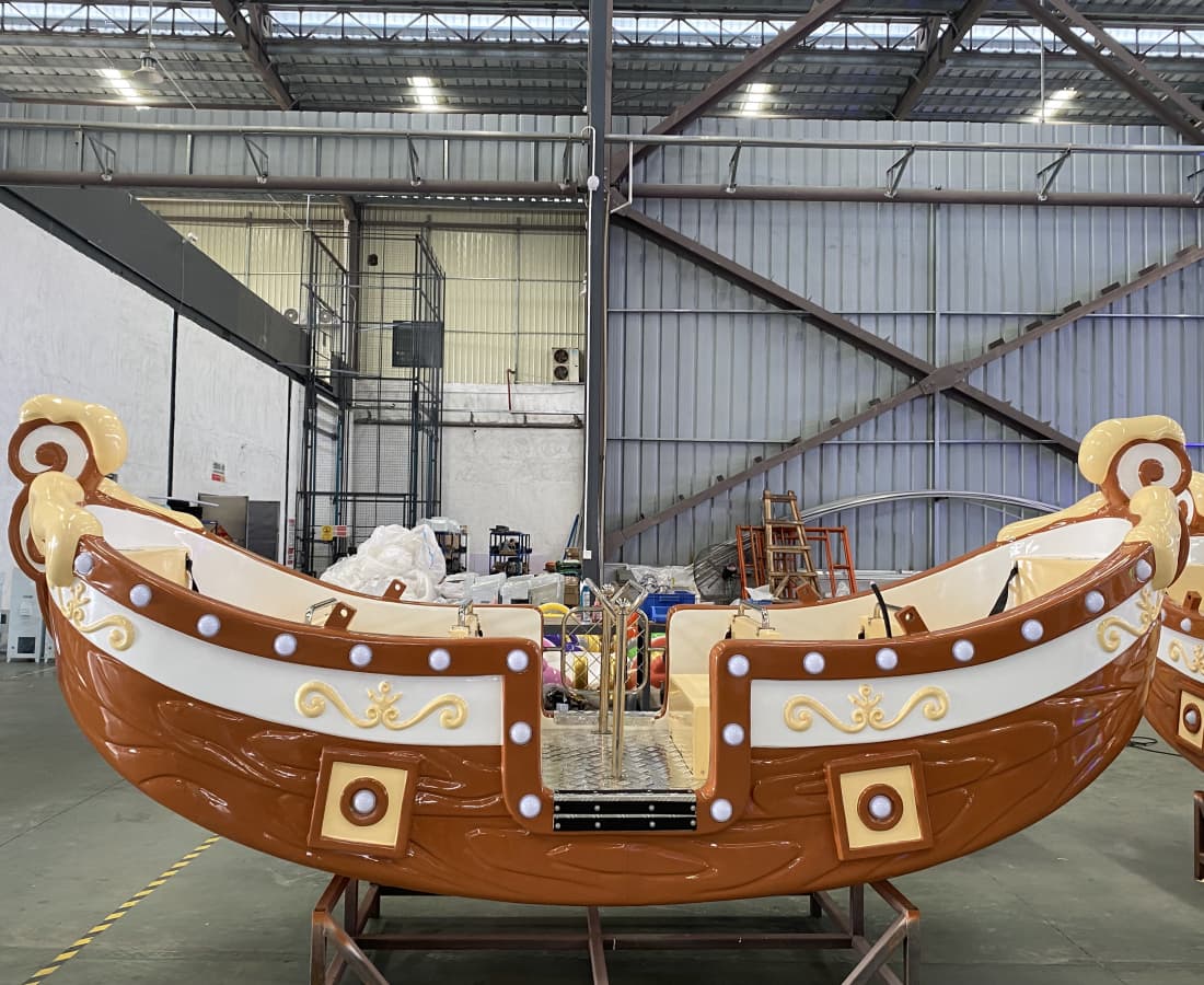 Vista frontal de la carrocería de un barco pirata marrón en el taller - SUNHONG