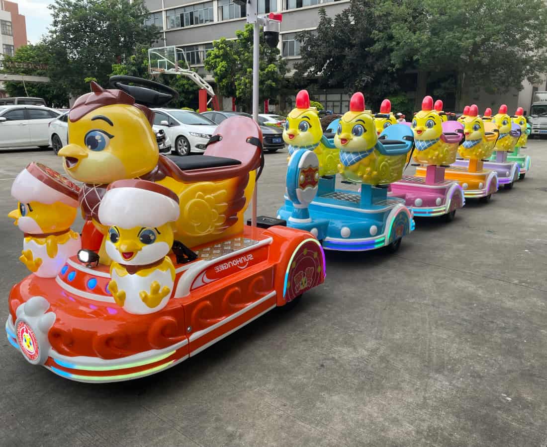 قطار SUNHONG بدون قضبان، ذو تصميم ملون مستوحى من الكتاكيت، مزود بمحرك ديك وعربات كتكوت صغير، مصمم خصيصًا لمدن الملاهي وأماكن الترفيه العائلي - SUNHONG