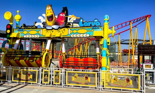 SUNHONG Larva Swing em fase de testes em um parque de diversões na Itália, com uma pista de montanha-russa vermelha ao fundo - SUNHONG