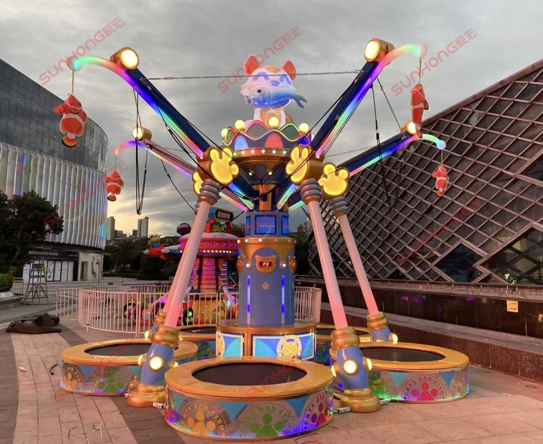 鲶鱼钓鱼蹦床晚间商业广场蹦极蹦床 - SUNHONG 傍晚商业广场的猫钓蹦床,蹦极蹦床吸引全家参与 - SUNHONG