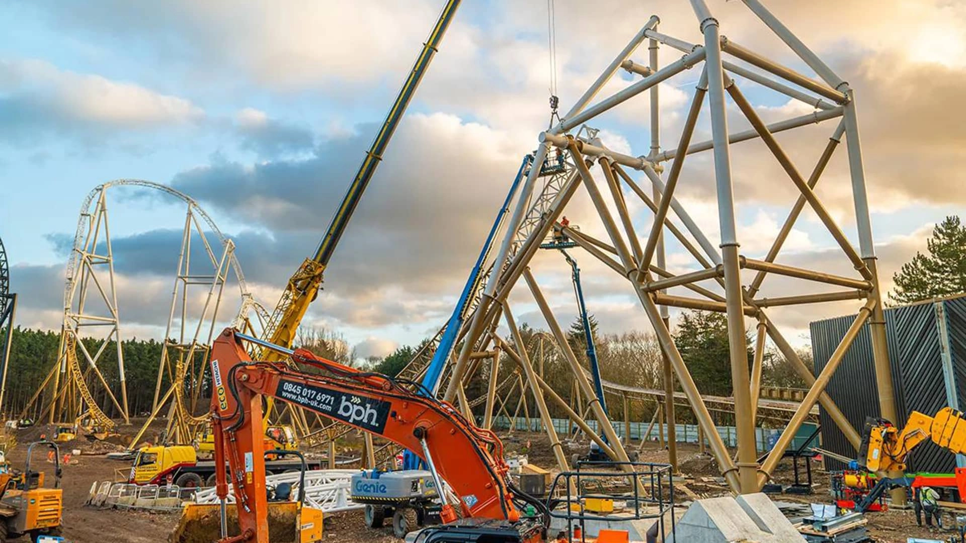 Cranes assist in the construction of amusement park attractions (2) - SUNHONG