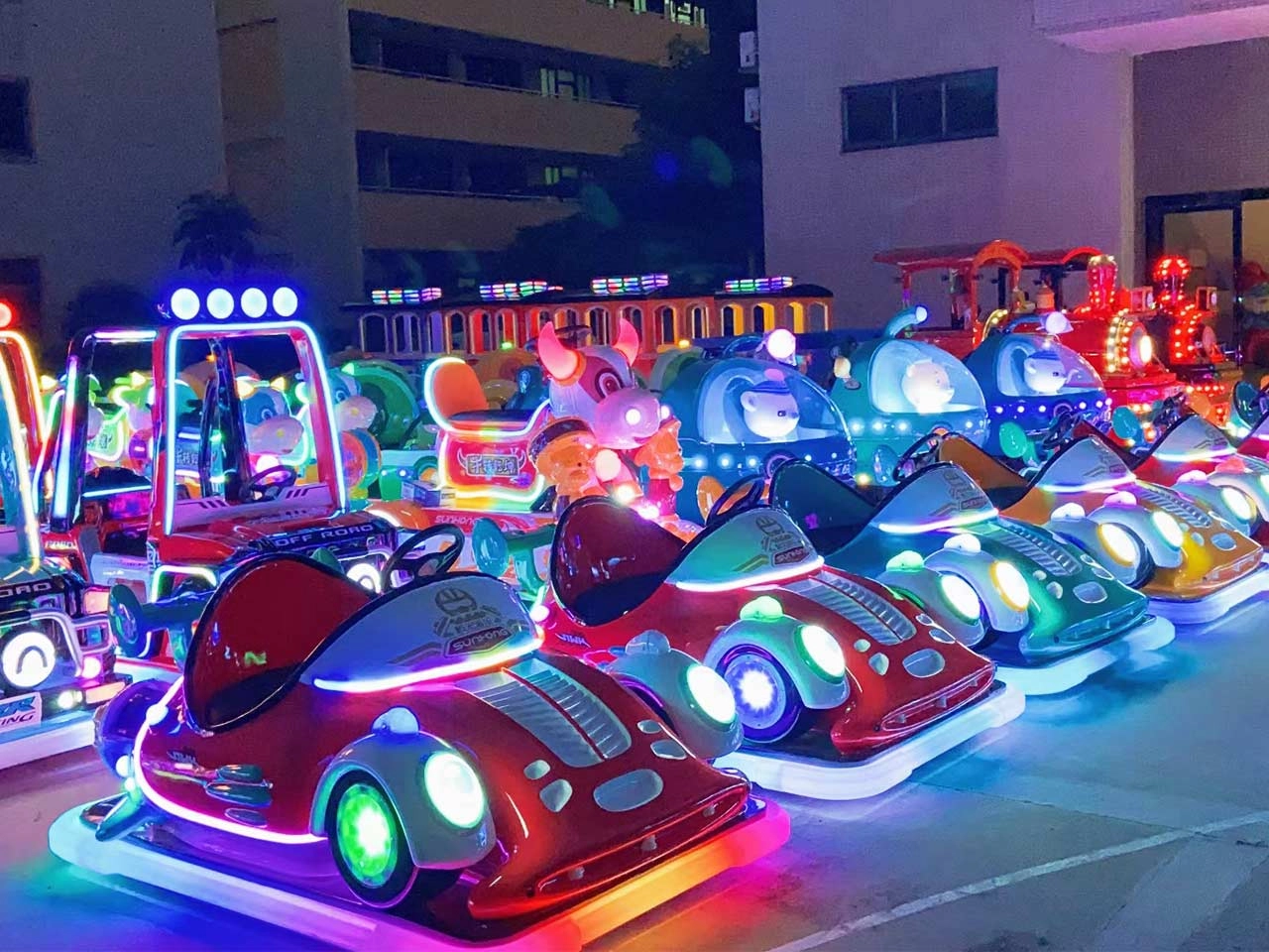 brinquedos-de-parque-de-diversão-infantil-efeito-de-luz efeito de luz em brinquedos de parque de diversões infantil