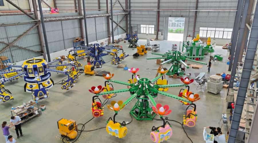 Vista aérea do interior da fábrica de 30.000 m² da SUNHONG, mostrando as atrações Time Jump e Larva Blooms em fase de instalação - SUNHONG