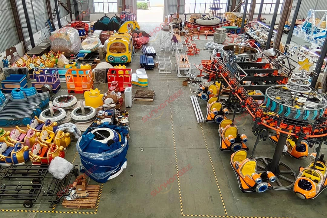 Vários componentes de brinquedos de diversão armazenados na oficina de produção da SUNHONG Muitos componentes de brinquedos de diversão armazenados na oficina de produção da SUNHONG