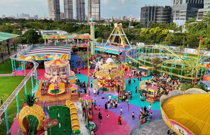 Vista aérea de un colorido parque de atracciones urbano con atracciones temáticas basadas en la propiedad intelectual SUNHONG . - SUNHONG