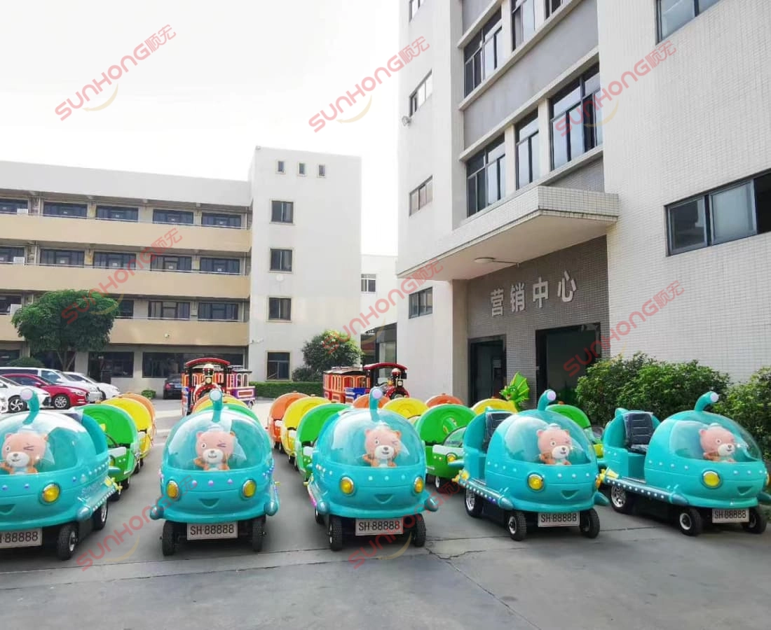 电动无轨小火车厂区展示 - SUNHONG 电动无轨小火车出售——工厂院子里的海洋主题小火车阵容 - SUNHONG