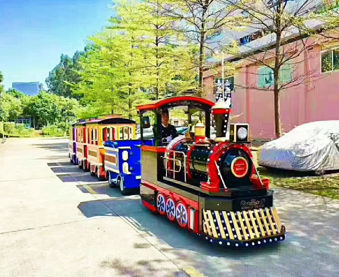Tren eléctrico sin vías en venta, tren real que recorre un parque pintoresco con árboles y luz solar - SUNHONG