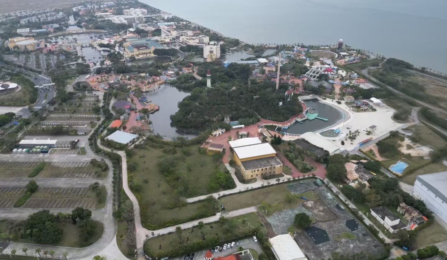 Фотография тематического парка Larva Adventure в Сисайд-Бэй до реконструкции, демонстрирующая оригинальный дизайн и аттракционы. Решения для преобразования и улучшения тематических парков. - SUNHONG