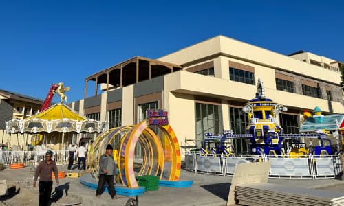 Carrossel Knight Sparta e Time Jump da SUNHONG em fase de instalação em um parque de diversões no Uzbequistão - SUNHONG