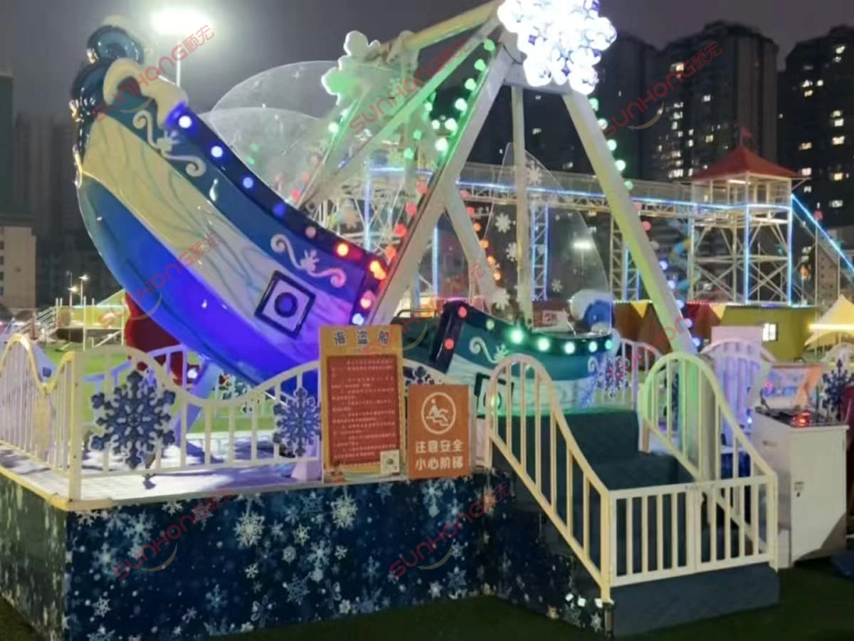 冰雪主题迷你海盗船之夜 - SUNHONG 城市公园里闪耀着 LED 灯光的雪景海盗船夜景 - SUNHONG