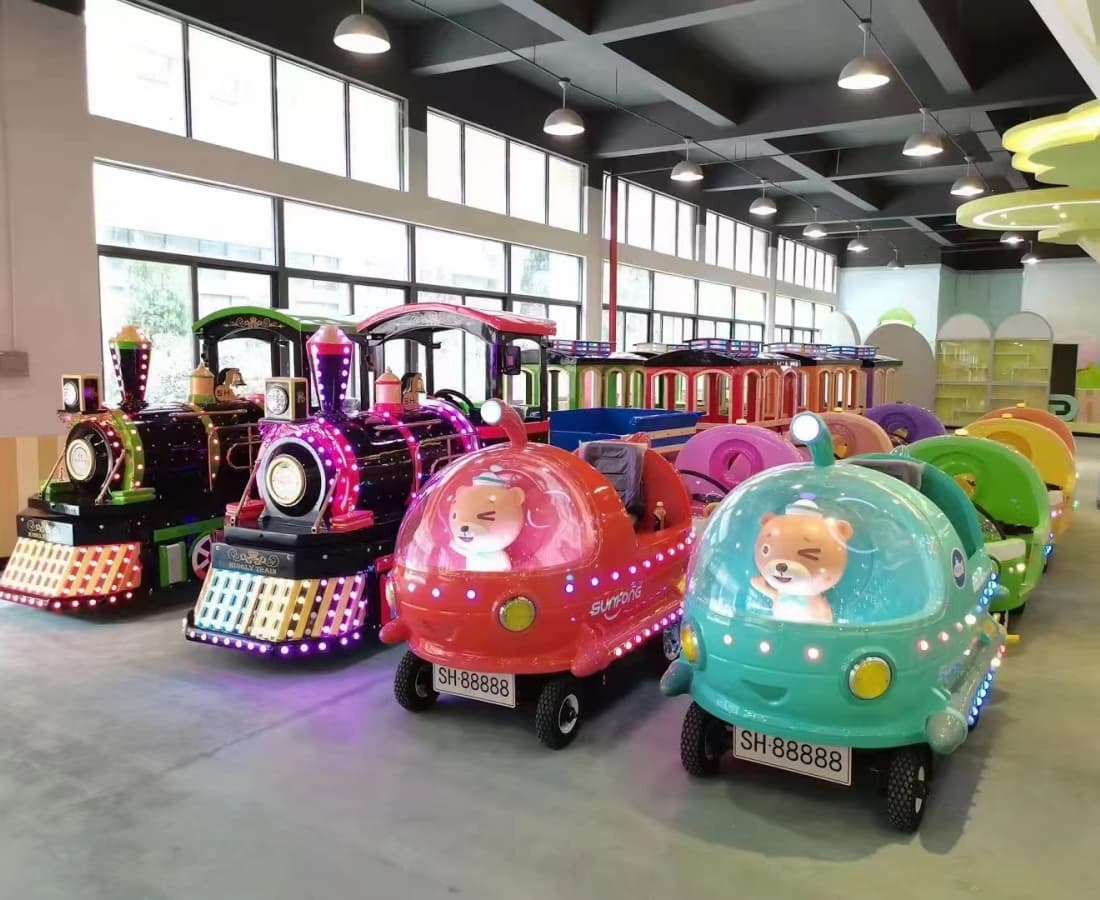 Trens elétricos sem trilhos para ambientes internos e brinquedos de desenho animado para andar – exibição de diversão colorida - SUNHONG