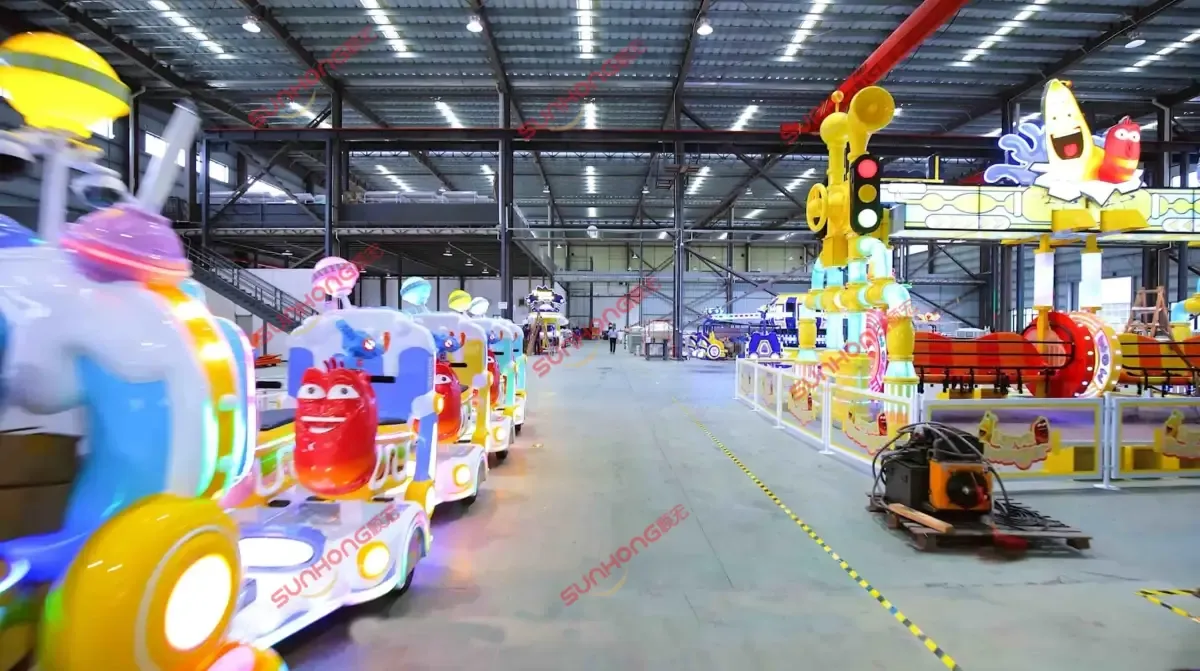 linha de montagem para passeio familiar em ambientes fechados - SUNHONG Brinquedos coloridos para toda a família sendo montados e testados em uma oficina interna limpa e moderna de um fabricante líder de brinquedos. - SUNHONG