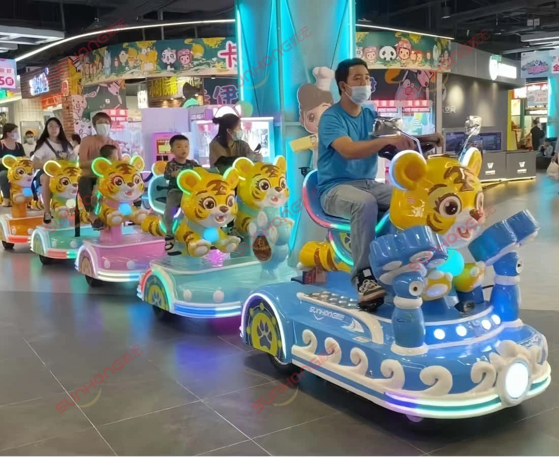 indoor-tigger-trackless-train-ride-family-fun - SUNHONG Families and kids enjoying Tigger trackless small train ride in a modern indoor amusement zone. - SUNHONG