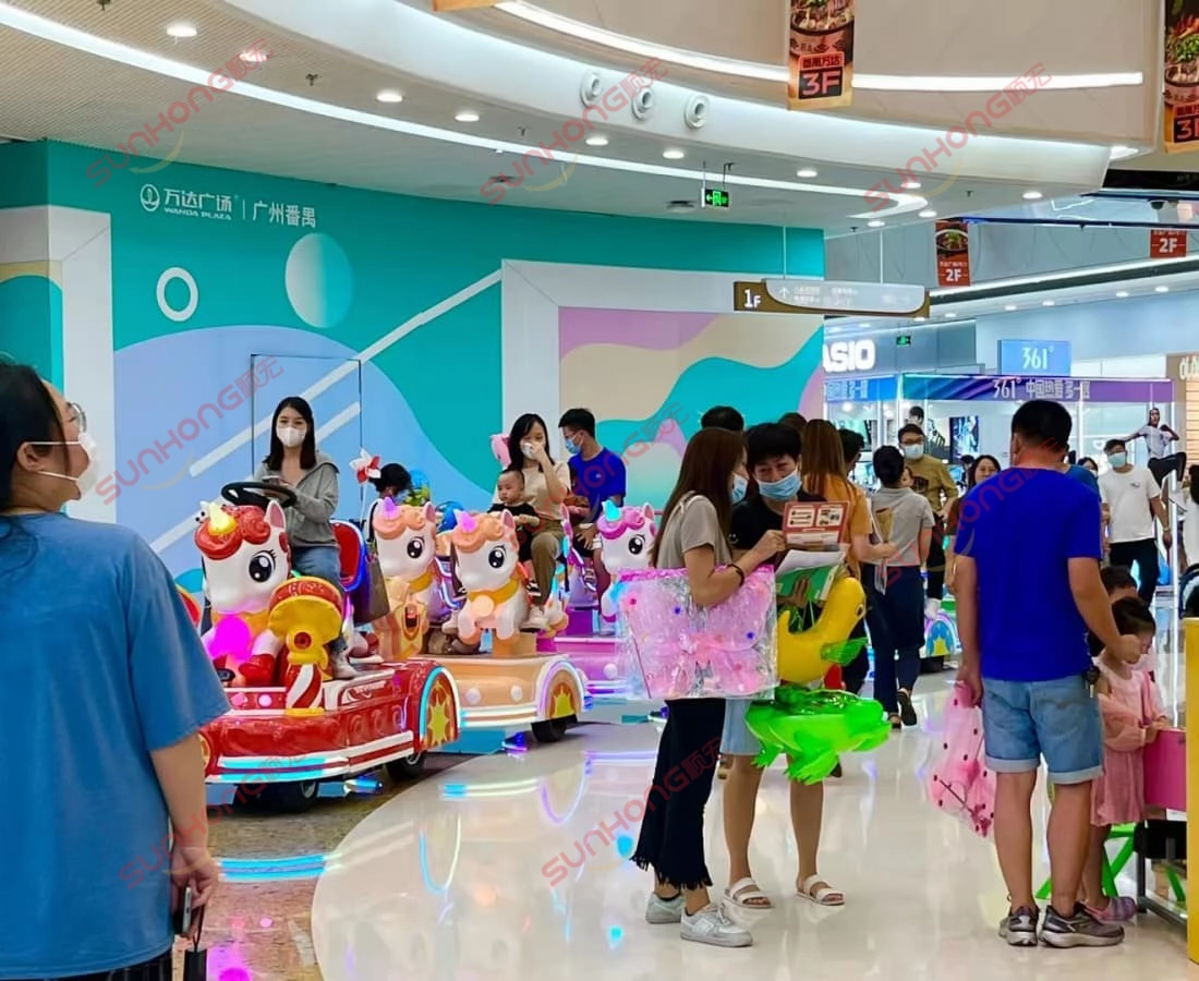 indoor-unicorn-kiddie-train-ride-shopping-crowd - SUNHONG Kereta api kanak-kanak unicorn tertutup yang beroperasi di pusat membeli-belah yang sibuk dengan keluarga dan kanak-kanak menikmati perjalanan. - SUNHONG