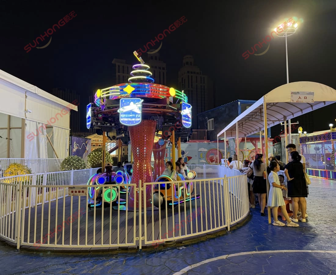 星际小型飞机夜间飞行.jpg - 孙红 星际小飞机夜间在游乐园运营,全家排队等候 - SUNHONG