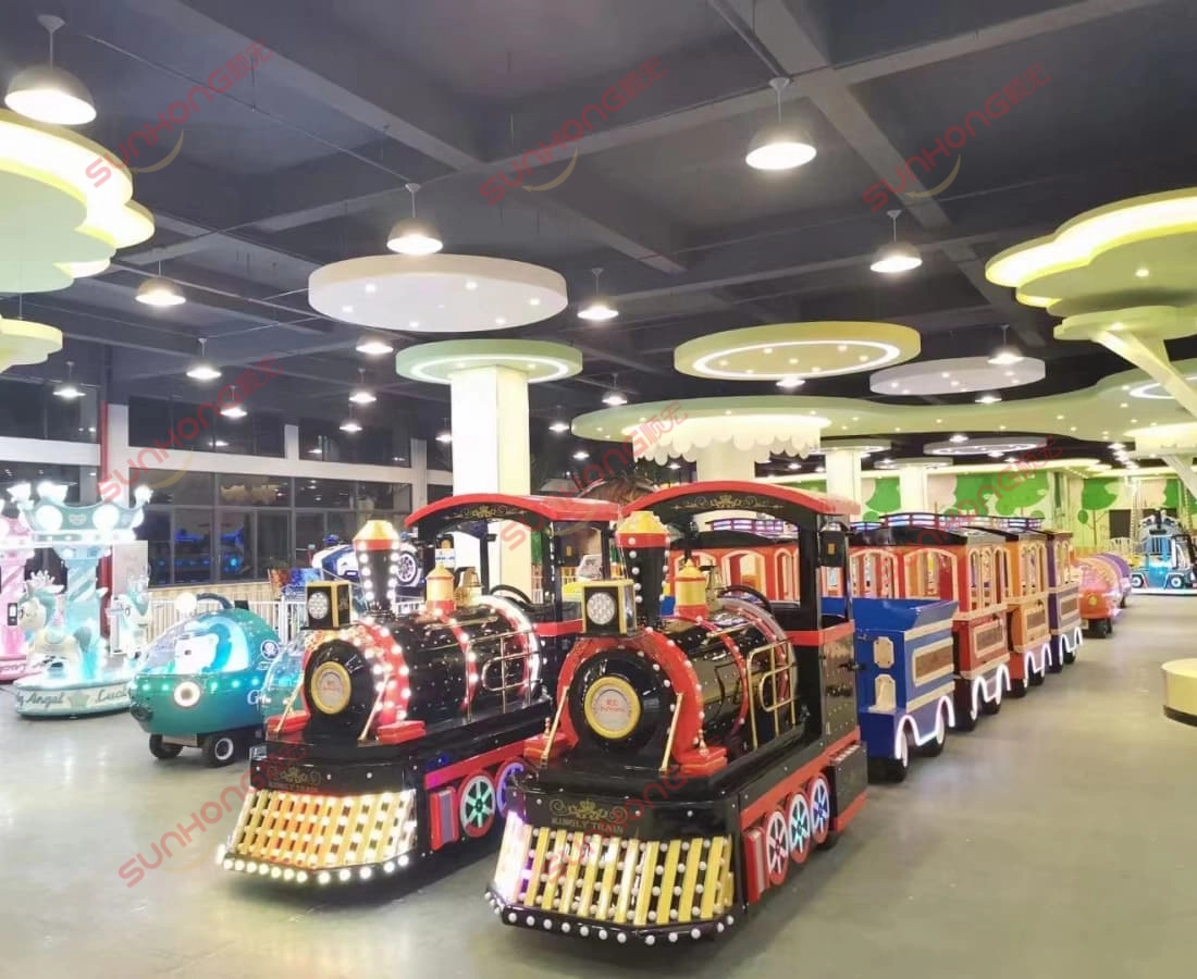 fábrica de trem sem trilhos, parque de diversões, passeio de trem, exposição - SUNHONG Exposição interna do Kingly Trackless Train – passeio de trem em parque de diversões com luzes de LED e vagões antigos coloridos para crianças e atrações para a família - SUNHONG