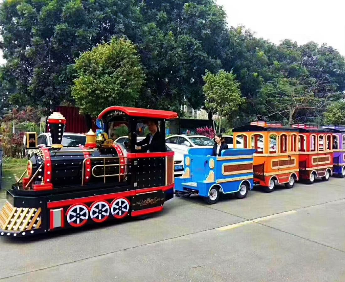 Demostración de un tren eléctrico real sin vías con conductor y pasajeros en el área del parque - SUNHONG