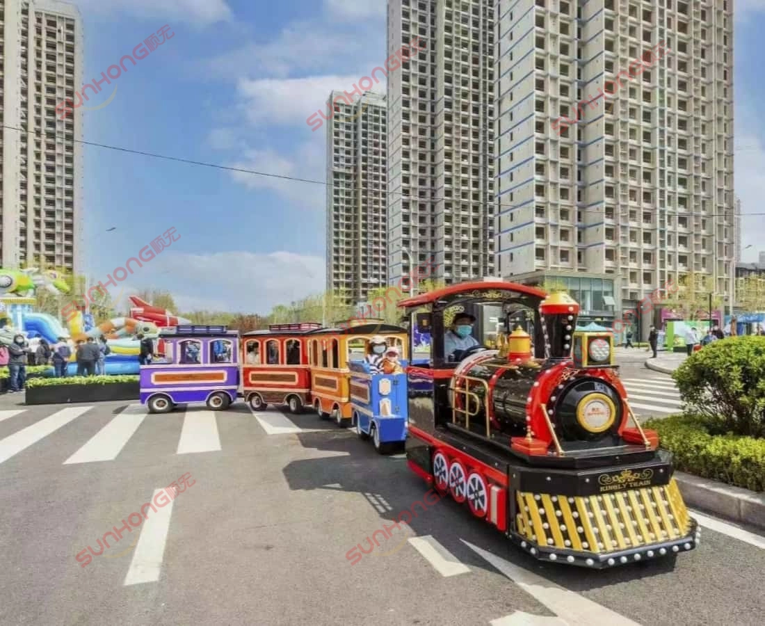 Train royal sans rails - Promenade en plein air.jpg - SUNHONG Train royal sans rails circulant en extérieur dans une rue de la ville, train électrique royal sans rails pour événements publics - SUNHONG
