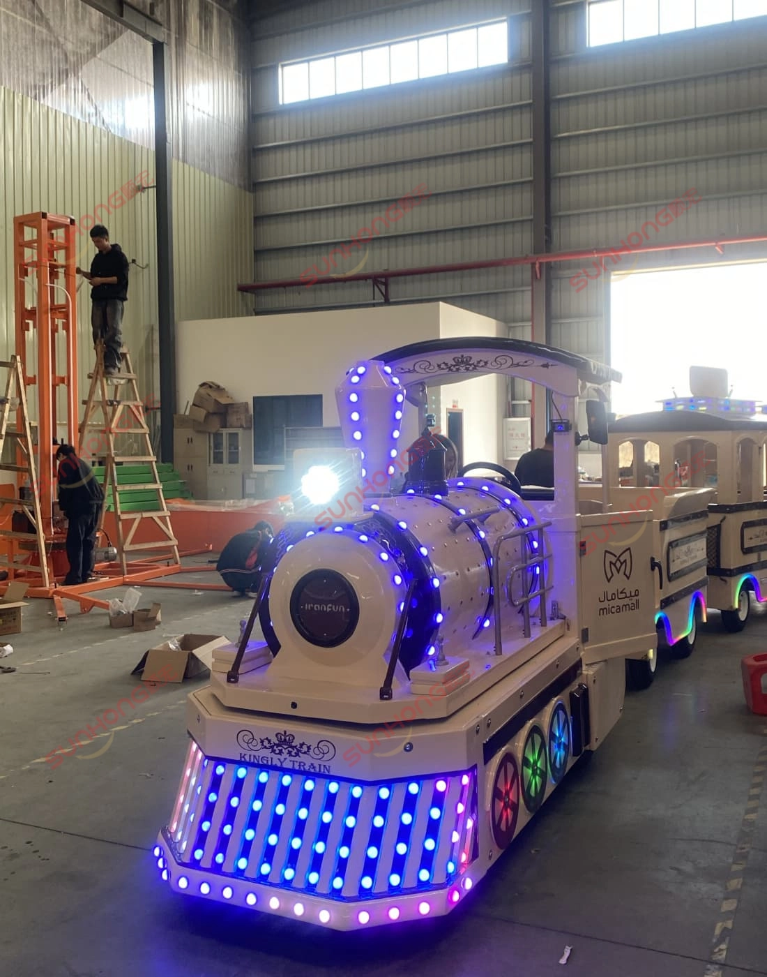trem-real-sem-trilhos-branco-interno-passeios-de-trem-de-diversão - SUNHONG Trem real branco sem trilhos com luzes LED para uso em parques temáticos internos - passeio de trem de diversão e passeios de trem de diversão à venda - SUNHONG