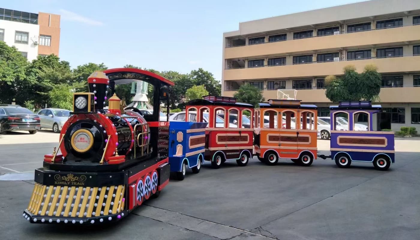 Train royal sans rails exposé à l&#39;extérieur de l&#39;usine SUNHONG, présentant des wagons colorés et un design à vapeur classique - construction d&#39;un exemple de train sans rails