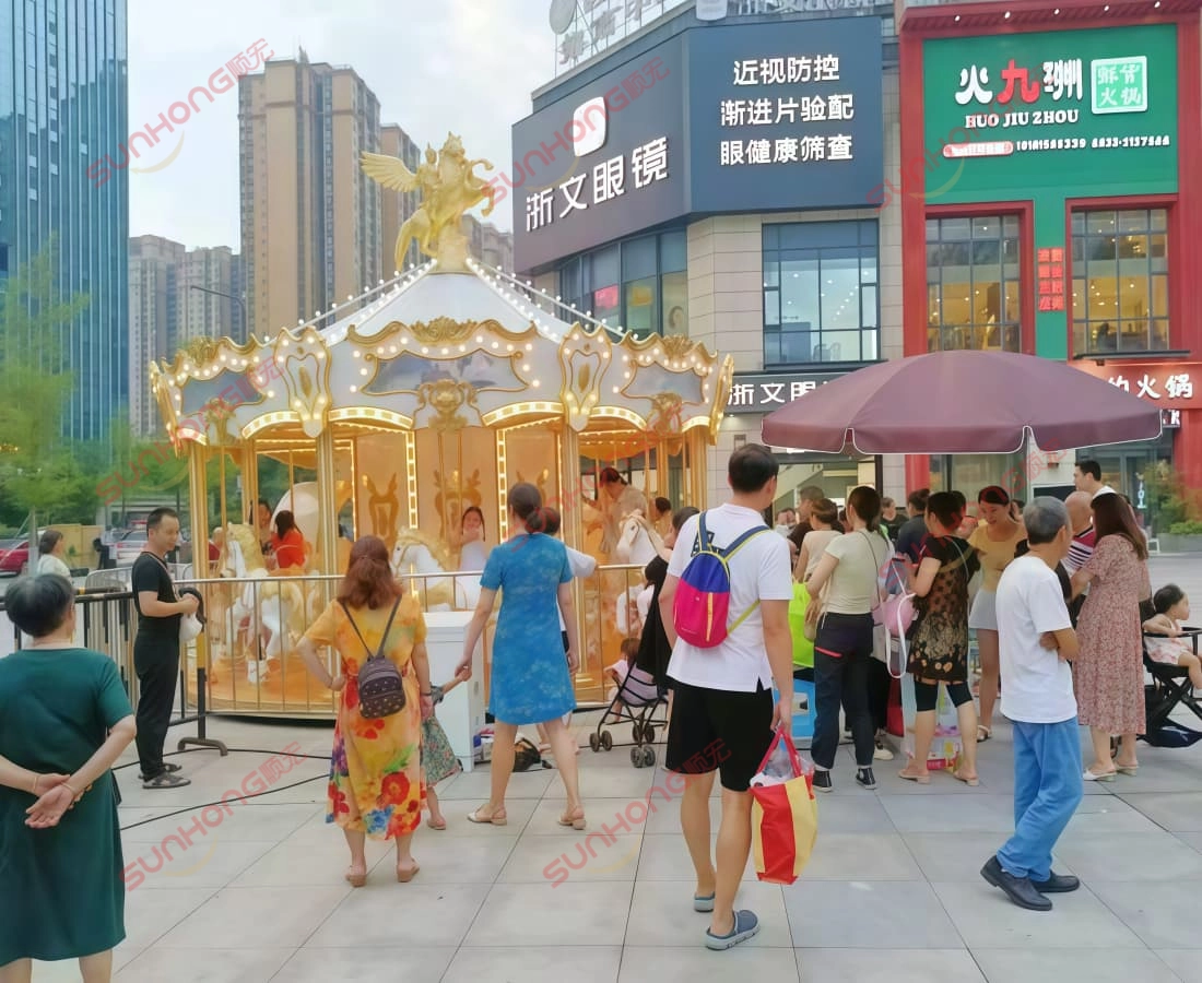 knight-sparta-carousel-16p-plaza-queue - SUNHONG Karusel Knight Sparta 16 tempat duduk diletakkan di hadapan plaza komersial, dengan kanak-kanak gembira menaiki karusel - SUNHONG