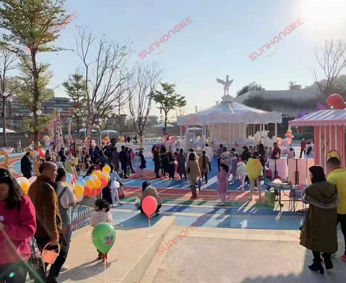 knight-sparta-carousel-36p-amusement-park-crowd Knight Sparta 36-seat carousel horse ride for sale in an amusement park with a large crowd of visitors lining up to ride