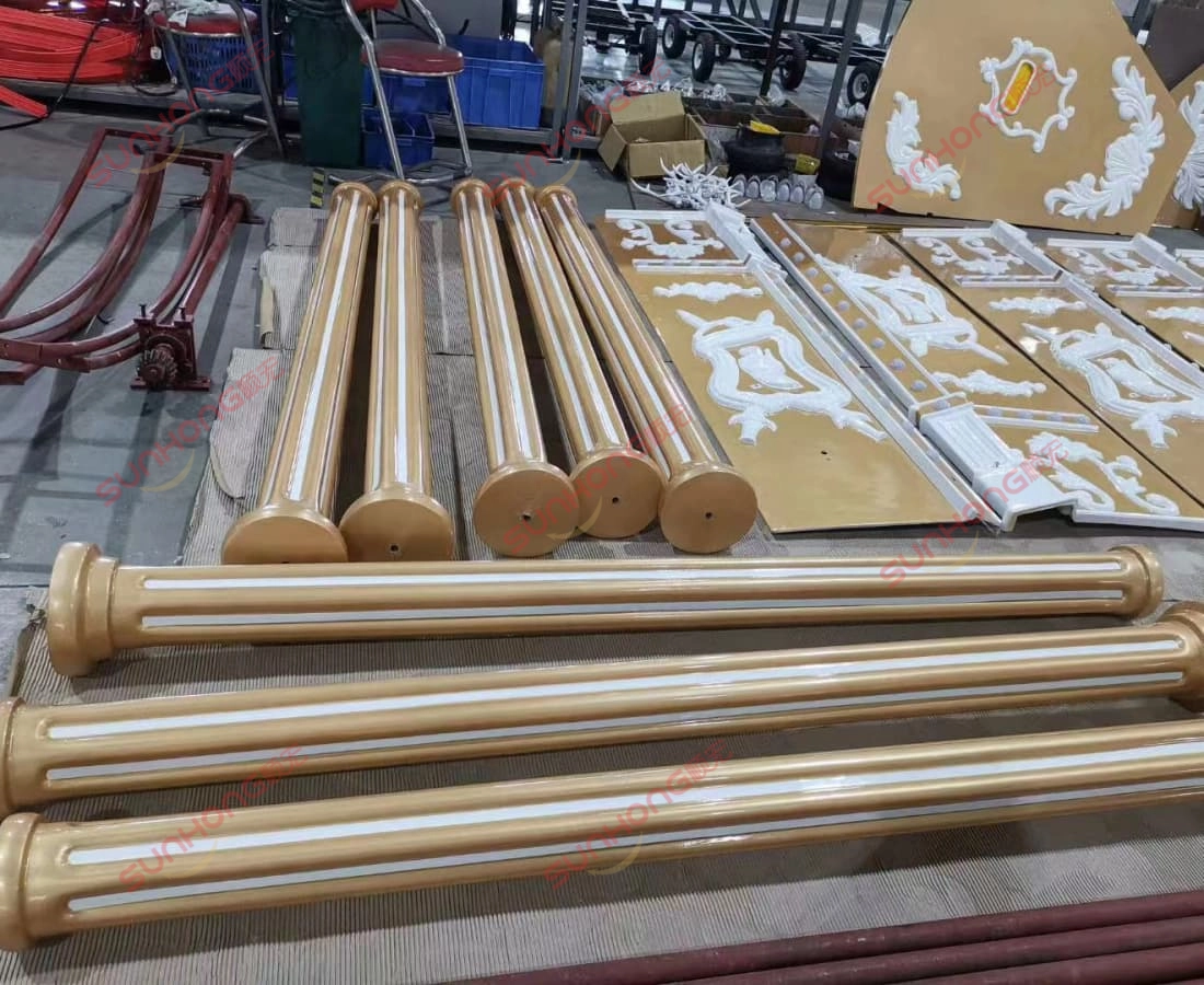 knight-sparta-carousel-pillar-accessories-bengkel - SUNHONG Aksesori tiang karusel Knight Sparta dipamerkan di bengkel, menunjukkan tiang struktur dan komponen sokongan sebelum pemasangan - SUNHONG