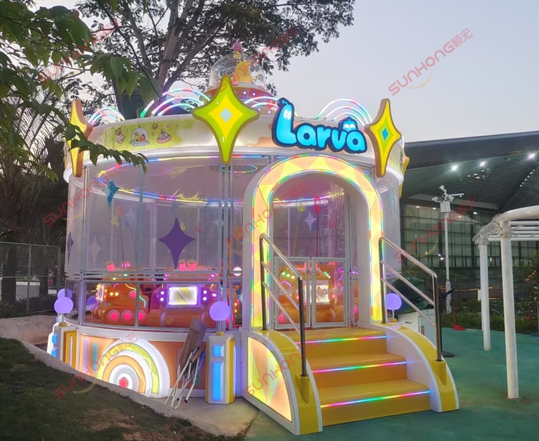 larva-ball-shooting-in-theme-park Perlumbaan menembak Larva Ball beraksi di taman hiburan, dikelilingi oleh pelawat.