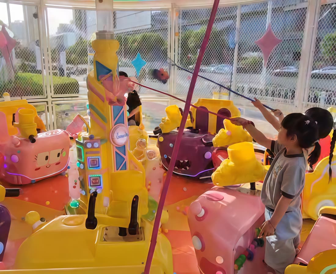 Duas crianças brincando e pegando bolas da máquina de atirar bolas Larva.