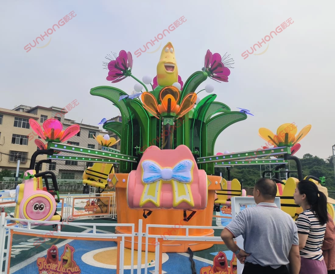 larva-blooms-bounce-ride-community-center - SUNHONG Larva Blooms melantun tunggangan yang beroperasi di ruang pusat komuniti terbuka - SUNHONG