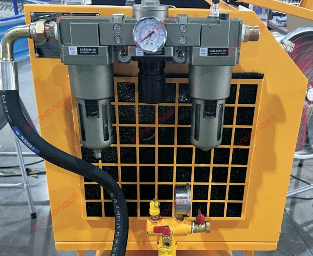 Larva-Blooms-Bounce-Ride-Compressor-Detail - SUNHONG Gambar dekat unit pemampat yang digunakan dalam Larva Blooms Bounce Ride, menunjukkan komponen mekanikal dan sambungan. - SUNHONG