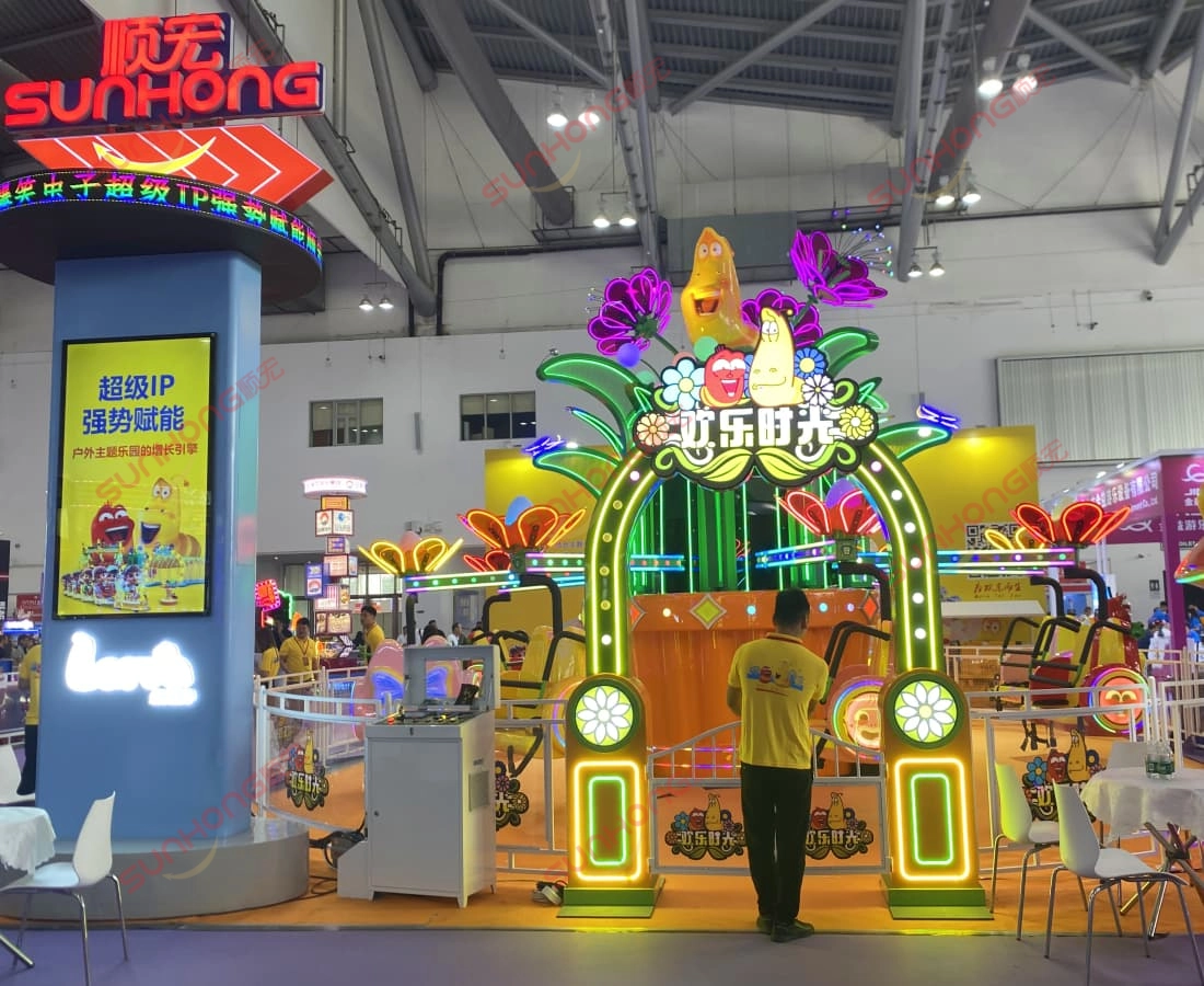 Larva-Blooms-melantun-di-pamerkan-di-pameran-peralatan-hiburan-AAA - SUNHONG Pandangan hadapan tunggangan melantun Larva Blooms di dalam bilik pameran pameran. - SUNHONG
