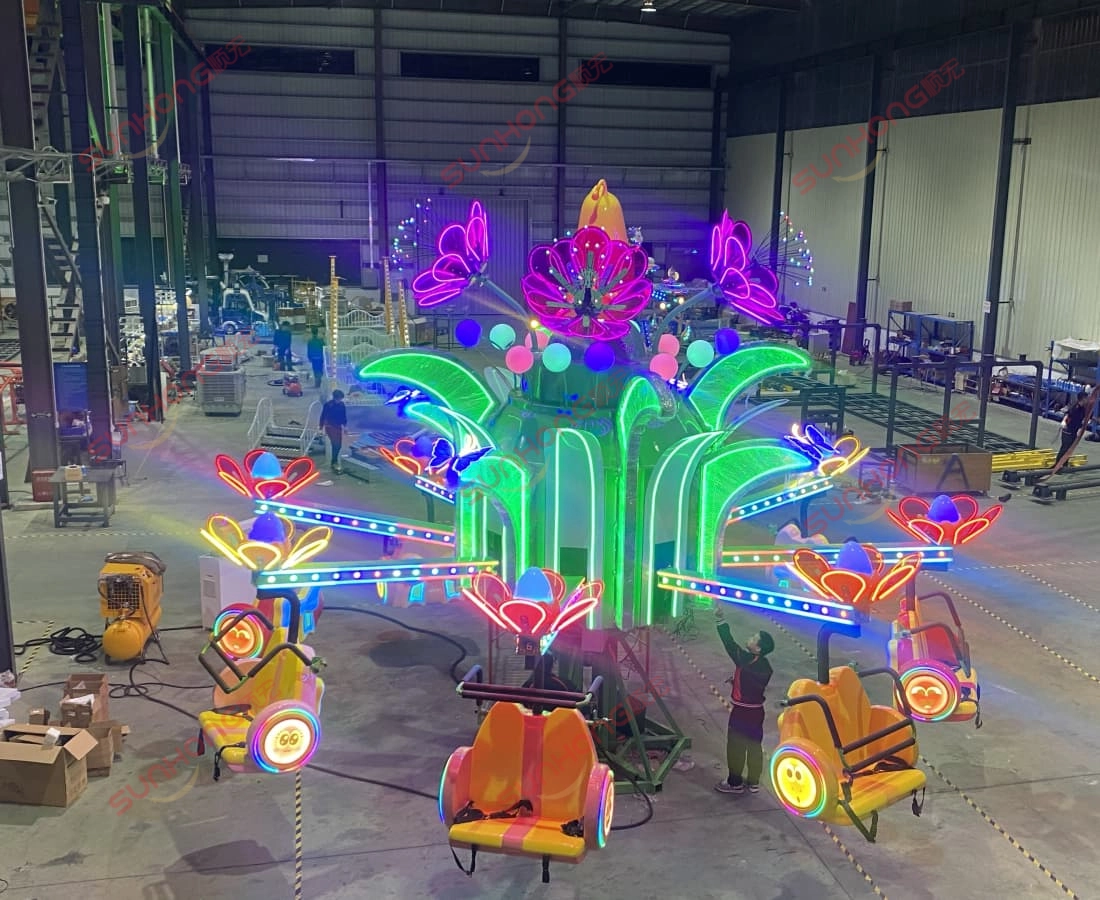 Larva-Blooms-Bounce-Ride-Top-View-SUNHONG - SUNHONG Pemandangan atas Larva Blooms Bounce Ride yang dipasang sepenuhnya di kilang SUNHONG, menunjukkan susun atur bunga dan struktur tunggangan dari atas. - SUNHONG