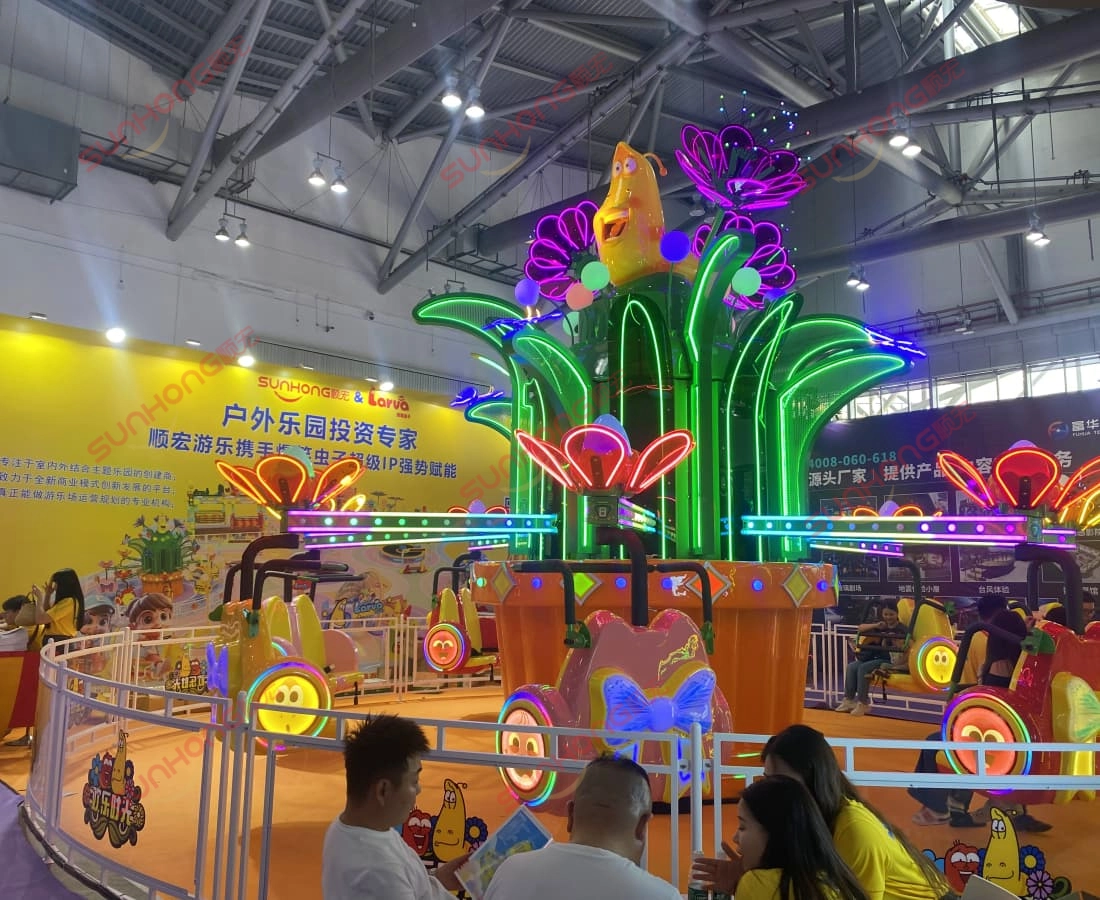 larva-blooms-interaksi-pelanggan - SUNHONG Pelanggan belajar tentang tunggangan melantun Larva Blooms di gerai pameran. - SUNHONG
