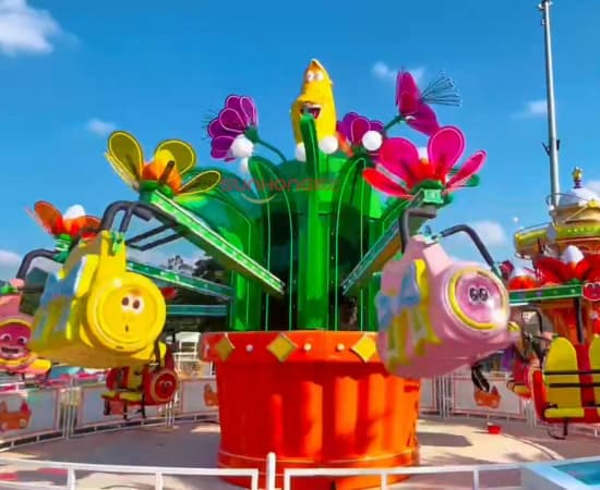 Баннер возле стадиона в тематике парка развлечений «Цветущие личинки» — SUNHONG