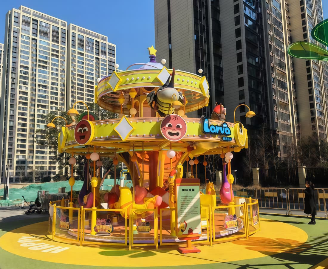 Carrossel de larvas colorido ao ar livre em um parque. - SUNHONG