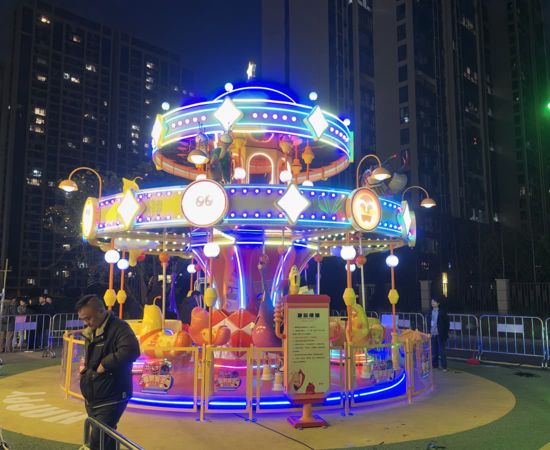 larva-carrossel-parque-noturno-visitantes - SUNHONG