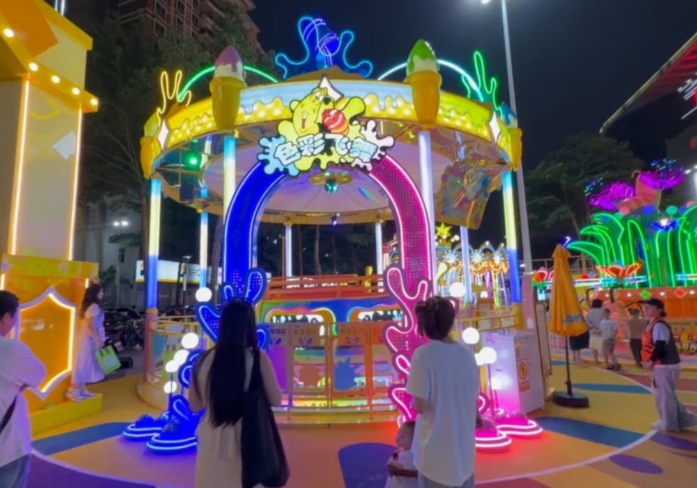 Disko Larva di taman tema keluarga Larva pada waktu malam - SUNHONG