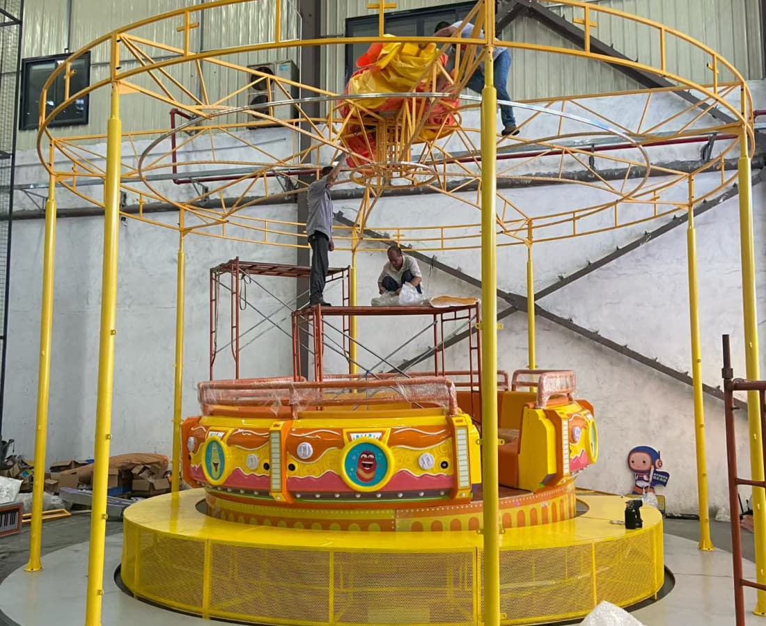 منظر أمامي لـ Larva Disco Tagada أثناء تركيب الإطار في مصنع SUNHONG للألعاب الترفيهية. - SUNHONG