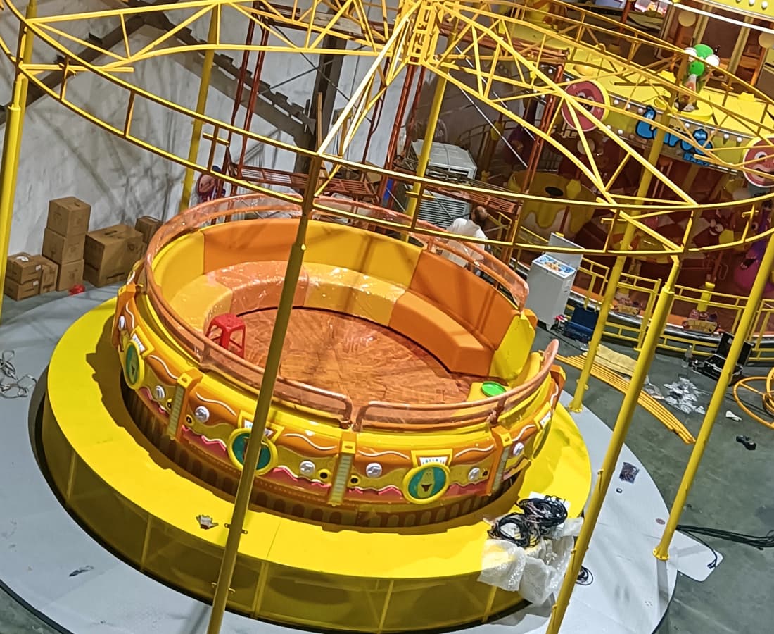 منظر علوي لعملية تركيب Larva Disco Tagada، مع إضافة الإطار العلوي في مصنع SUNHONG للألعاب الترفيهية. - SUNHONG