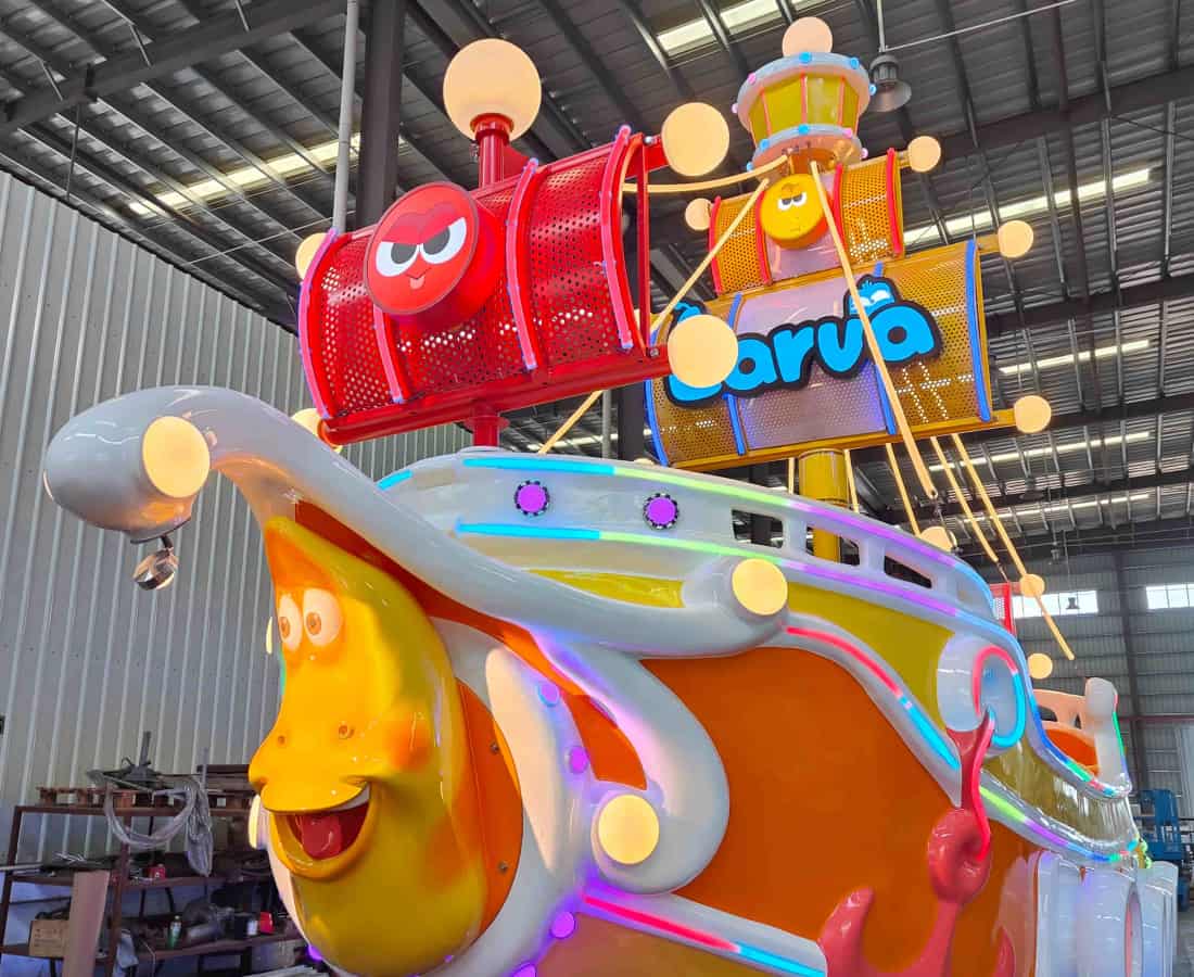 Крупный план носовой части аттракциона "Дрейф личинок", представляющего собой модифицированный пиратский корабль. - СУНХОНГ