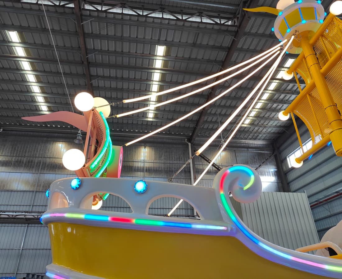 Side and rear view of the Larva Drifting pirate ship swing ride, designed for thrilling 360° swinging and spinning motion in amusement parks. - SUNHONG