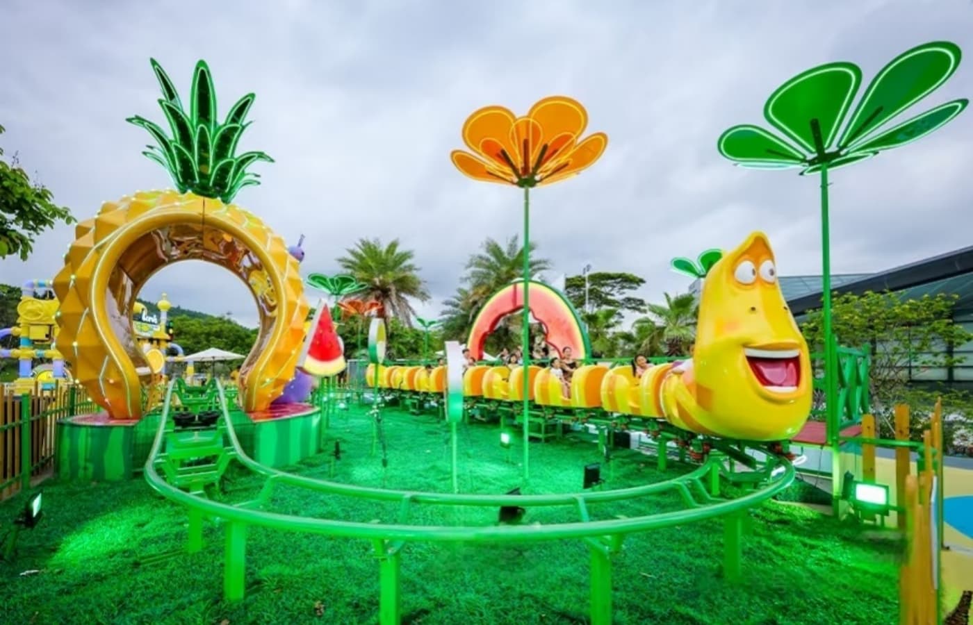 Larva Fruitland mini roller coaster featuring colorful fruit-themed tunnels and cartoon-style track ride for kids. - SUNHONG