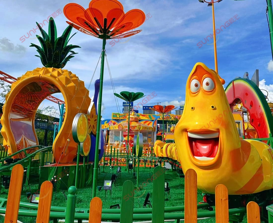 larva-fruitland-small-roller-coaster-larva-theme-park.jpg - SUNHONG 幼虫水果乐园小型过山车,黄色幼虫主题列车穿过幼虫主题公园内巨大的菠萝隧道 - SUNHONG