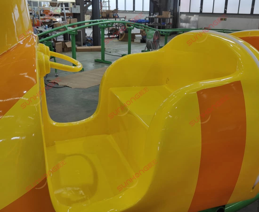 larva-fruitland-smallest-roller-coaster-yellow-seat - SUNHONG Detailed view of the yellow fiberglass seat used in Larva Fruitland smallest roller coaster ride. - SUNHONG